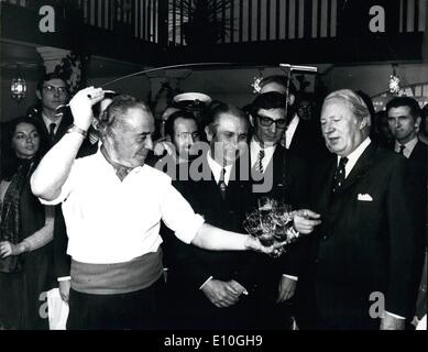 01 janvier 1973 - M. Heath visiter le Salon Nautique. Le premier ministre, M. Heath a visité hier le London International Boat Show à Earls Court. Photo montre M. Heath regarde Julio Delgado un Venenciadior (Espagnol), cocktail sherry sherry coule dans de nombreux verres vu par M. Heath sur la droite. Au cours de sa visite à l'Office du Tourisme Espagnol stand au salon nautique. Banque D'Images