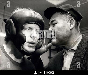 11 janvier 1973 - Joe Louis en ville. Ali a été Mahammad à venir à Londres pour regarder la Joe Bugner défendre son titre des poids lourds européens contre la Hollande' Rudi Lubbers au Royal Albert Hall le 16 janvier. Mais Muhammad a dû annuler sa visite, à Joe Louis, ancien champion poids lourd qui est venu à la place. Les deux Joes - Louis et Bugner allait le long de la British Boxing Board of Control, Haverstock Hill du gymnase, pour regarder dans la formation aujourd'hui. Lubbers Photo montre Joe Louis, le célèbre ancien ancienne championne du monde, des chuchotements dans l'oreille de Rudi Lubbers, aujourd'hui, au cours de la session de formation. Banque D'Images