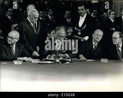 27 janvier 1973 - Le samedi 27 janvier, à 11 heures, les représentants des 4 participants à la conférence de Paris signé Banque D'Images