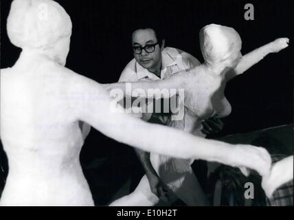 11 novembre 1972 - George Segal à Munich : cet être accrochée par Segal lui-même. L'Américain de 48 ans, sculpteur et peintre, c'est bien connu des amateurs d'art de Munich grâce à de nombreuses expositions de son travail était aussi à l'exposition "ocumanta» à Kassel. Son dernier travaille dans le plâtre peut voir dans la galerie de la ville de Munich à partir de maintenant jusqu'au 17 novembre. Banque D'Images