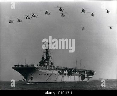 11 novembre 1972 - Un hélicoptère pour le salut d'adieu transporteur Commando ''ALBION'' : La photo montre un salut d'adieu à partir d'hélicoptères de 845 Naval Air Squadron pour le transporteur commando ALBION, 23 000 tonnes, comme elle est arrivée à Portsmouth, hier, à la fin de son dernier voyage. Le navire, qui est revenu du Canada avec des hommes de 42 Commando des Royal Marines après leurs exercices au Nouveau-Brunswick, est d'être remplacé par HERMES, maintenant en cours de modernisation à Plymouth. Banque D'Images