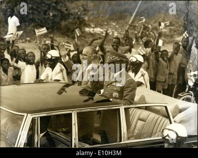 11 novembre 1972 - visite du président Pompidou sur à Lomé. OPS : président Pompidou avec M. Eyadama, Président du Togo comme ils l'ont conduit dans une voiture ouverte acclamé par la foule à Lomé, capitale du Togo. Banque D'Images