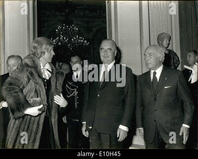 11 novembre 1972 - invité du président Pompidou À L'ASSEMBLÉE NATIONALE RÉCEPTION. OPS : parler du président Pompidou avec député gaulliste JEAN BONHOMME LORS DE LA TRADITIONNELLE RÉCEPTION DONNÉE PAR LE PRÉSIDENT ACHILLE PERETTI À L'ASSEMBLÉE NATIONALE La nuit dernière. Banque D'Images