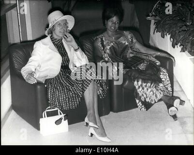 11 novembre 1972 - lors d'une visite d'État du président Pompidou au Togo. La photo montre madame Pompidou AVEC MME Lamizana, épouse du Président du Togo Banque D'Images