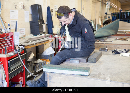 Voitures sont assemblées à la main en utilisant le bois de frêne et d'aluminium sur la ligne de production à l'usine automobile Morgan Motors, Malvern, Worcestershire, Angleterre, RU Banque D'Images