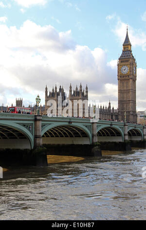 Londres : Palais de Westminster avec Big Ben (Elizabeth Tower) Banque D'Images