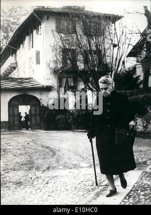 02 février 1973 - La communauté des réfugiés tsaristes, Luserna (près de Turin), en Italie. Photo montre Maria, 89 Yookowsea, laissant ''Villa Olanda' Banque D'Images