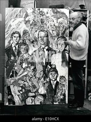 02 février 1973 - Artiste représente la famille royale chez les oiseaux et fleurs John Bratby, l'artiste controversé de Blackheath, Londres, a réalisé deux 6' x 4' de peintures de la famille royale. L'un montre la reine et le Prince Philip et leur famille - avec un bassin séparé pour la princesse Margaret et lord Snowdon. Ils semblent être heureux entouré par les hiboux, les faisans et les tournesols dans la manière habituelle Bratby brash. Photo montre :- l'artiste John Bratby met la touche finale à son impression de la famille royale. Banque D'Images