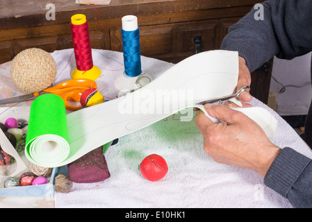 Couper des bandes de Artisan cuir à faire des boules de jai alai Banque D'Images