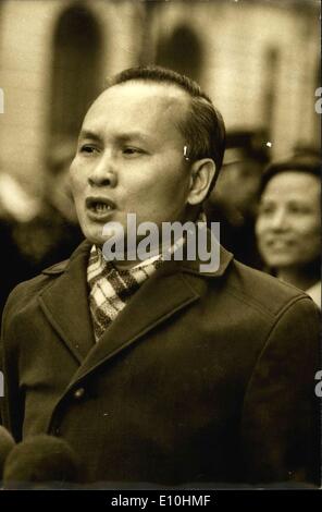 05 février 1973 - Les réunions préliminaires entre Saigon, représenté par M. Nguyen Phuong Thiep, et Vietcongs, représenté par Ba Dinh Thi, a commencé ce matin à l'Avenue Kleber Centre International de Conférences à Paris. Sur la photo : Dih Ba Thi donnant Conférence de presse en face de l'Avenue Kleber Centre International de Conférence. Banque D'Images