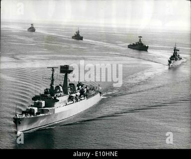 12 février 1973 - 12 février 2010. 1973. Les chefs de la flotte pour le Rock. Navires britanniques sont susceptibles de tenir d'autres grands rassemblements à Gibraltar en dépit des protestations d'espagnol au cours de la présence ce week-end des 28 navires de la Marine royale dans le port. Photo : une belle étude montrant le destroyer lance-missiles Glamorgan, suivi par les frégates Diomède, Arethusa, Ghurka et Lowestoft. Banque D'Images