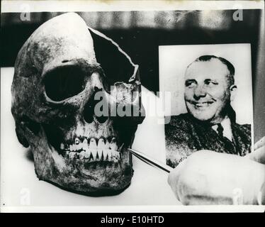 Le 12 décembre 1972 - Est ce crâne de Martin Bormann : deux os, un crâne et une cuisse n'a été trouvé dans les fouilles récentes à Berlin, Lehrt, où Martin Bormann, l'adjoint de Hitler, aurait été tué en 1945. Le ministère public de Francfort a envoyé la chirurgie-dentaire moule du leader Nazi à Berlin. La photo montre le crâne, avec des dents bien préservés, photographiée avec un photgraph de Martin Bormann. Banque D'Images