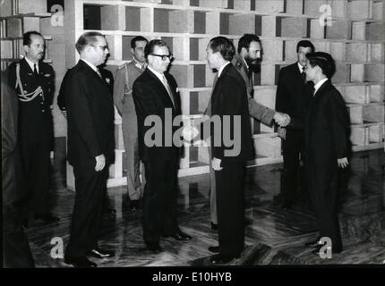 Le 12 décembre 1972 - Le président chilien Salvador Allende lors d'une visite d'État à Cuba décembre 1972. (De gauche à droite) Présidents Dorticos et Allende et premier ministre Castro salue les représentants de la République démocratique du Vietnam qui a assisté à la réception. Banque D'Images