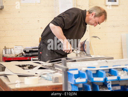 Voitures sont assemblées à la main en utilisant le bois de frêne et d'aluminium sur la ligne de production à l'usine automobile Morgan Motors, Malvern, Worcestershire, Angleterre, RU Banque D'Images