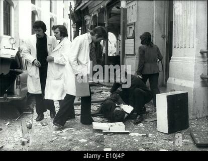 Mar. 03, 1973 - Explosion à l'extérieur de Old Bailey, London : photo montre l'une des victimes reçoit l'attention à l'extérieur d'une maison en face de la fonction brisées Old Bailey après l'explosion de cet après-midi. Banque D'Images