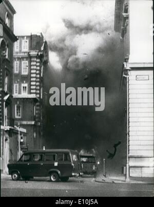 Mar. 03, 1973 - Explosion de Whitehall:Photo montre la scène quand une voiture a explosé à Whitehall aujourd'hui, causant plusieurs victimes. Banque D'Images