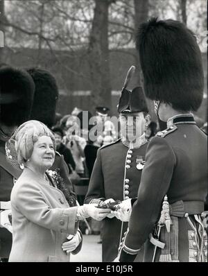 Mar. 03, 1973 - Reine mère présente à Shamrock Irish Guards un jour de la Saint-patrick ; aujourd'hui est le jour de la Saint Patrick, et la reine Elizabeth la reine mère a visité les Gardes irlandais à Alexander Barracks, Pirbright de distribuer Shamrock. Photo montre la reine Elizabeth la reine mère distribuant des Shamrock, à Pirbright aujourd'hui. Banque D'Images