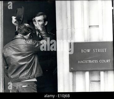 Mar. 03, 1973 - PRÉCAUTIONS À BOW STREET COUR.. Précautions de sécurité sont prises à Bow Street tribunal aujourd'hui, où sept hommes et trois femmes apparaissent encore aujourd'hui, accusé d'avoir, sur divers jours et avant le 8 mars de cette année, de la compétence de la Cour Criminelle Centrale, ils illicitement et consultation d'conspiré ensemble, et avec d'autres personnes, à cause de substances explosives, les explosions dans le Royaume-Uni de nature à mettre la vie en danger ou de causer un dommage grave à la propriété, en contravention de l'article 3a de la Loi sur les substances explosives. 1883 Banque D'Images