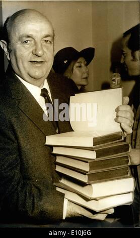 Mar. 03, 1973 - L'acteur récompensé avec un ensemble complet de Balzac livres. : Bernard Blier, le célèbre stade français et de l'écran, l'acteur a reçu comme prix pour son jeu d'acteur dans le film ''Le Faiseur'' basé sur un roman de Balzac un jeu complet de livres par le célèbre auteur français. Photo montre Bernard Blier en photo avec les volumes. Banque D'Images