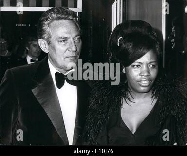 Mar. 03, 1973 - Peter Finch et eletha projette d'épouser : 56 ans, l'acteur Peter Finch, et sa petite amie Eletha Barret's 30, que l'on voit quand ils ont assisté à la nuit dernière, l'Royal film performance à Londres, du film ''l'horizon perdu'', dans laquelle Finch stare, Peter a annoncé qu'ils aimeraient se marier bientôt - parfois le souhaitez bien en Angleterre. Banque D'Images