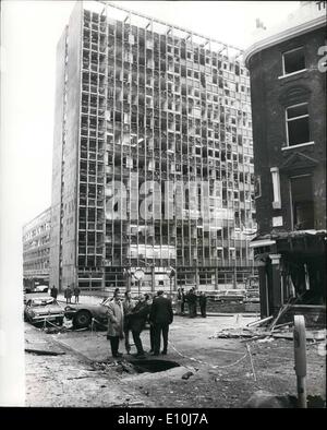 Mar. 03, 1973 - La bombe à Londres.  : Un homme a été tué et 212 personnes blessées dans les deux explosions à la voiture piégée qui a secoué Londres hier. L'un était à l'extérieur de l'Old Bailey et l'autre est parti en grand Scotland Yard de Whitehall. Sur la photo, c'est la scène montrant le cratère creusé par l'explosion à la voiture piégée à l'Old Bailey, montrant en arrière-plan, les fenêtres brisées d'un grand immeuble de bureaux. Banque D'Images