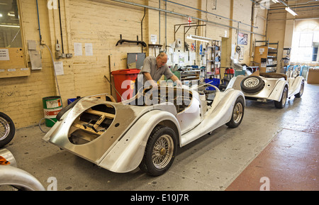 Voitures sont assemblées à la main en utilisant le bois de frêne et d'aluminium sur la ligne de production à l'usine automobile Morgan Motors, Malvern, Worcestershire, Angleterre, RU Banque D'Images