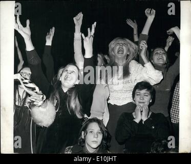 Mar. 03, 1973 - David Cassidy donne concert à Wembley : Mille cris de fans, s'est hier soir, le concert donné par l'Américain de 22 ans pop star David Cassidy , à l'Empire Pool, Wembley. Photo montre Screaming fans photographié à la dernière nuit de concert à l'Empire Pool, Wembly. Banque D'Images