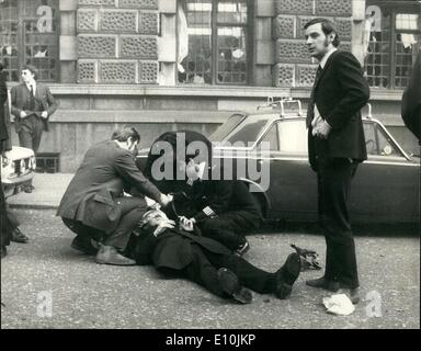 Mar. 03, 1973 - Explosion à l'extérieur de l'Old Bailey. : Il y a eu de nombreuses victimes cet après-midi dans une explosion à l'extérieur de l'Old Bailey à Londres. La photo montre l'un des blessés qui reçoivent l'attention, montrant en arrière-plan des fenêtres brisées l'Old Bailey. Banque D'Images