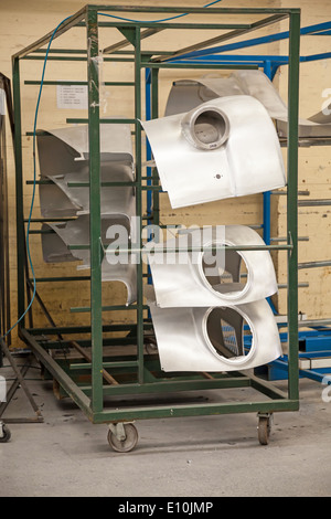 Voitures sont assemblées à la main en utilisant le bois de frêne et d'aluminium sur la ligne de production à l'usine automobile Morgan Motors, Malvern, Worcestershire, Angleterre, RU Banque D'Images