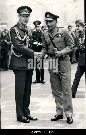 16 avril 1973 - 16 avril 1973, le maréchal Manekshaw, armée de l'Inde. Le Maréchal S.H.F.J. Manekshaw, mc., l'armée indienne, qui est sur une visite du Royaume-Uni, ce matin est allé au ministère de la Défense, Londres, où il a été accueilli par le chef d'état-major général, le général Michael Carver, et d'une garde d'honneur trouvés par le 1er bataillon Irish Guards, avec la bande des Coldstream Guards présents. Le Maréchal Manekshaw a tenu le poste de chef d'état-major de l'Armée de l'Inde du 8 juin 1969 Mai 10, 1973. Il est le premier fonctionnaire indien de détenir le grade de maréchal Banque D'Images