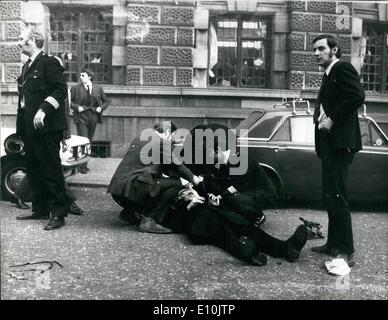 Mar. 03, 1973 - Explosion à l'extérieur de l'Old Bailey. : Il y a eu de nombreuses victimes cet après-midi dans une explosion à l'extérieur de l'Old Bailey à Londres. La photo montre l'un des blessés qui reçoivent l'attention, montrant en arrière-plan des fenêtres brisées l'Old Bailey. Banque D'Images