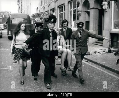 Mar. 03, 1973 - De nombreux blessés dans des explosions de bombes de Londres.  : Un homme a été tué et 212 personnes ont été blessées hier dans la voiture deux bombes qui ont secoué Londres. L'un était à l'extérieur de l'Old Bailey et l'autre est parti en grand Scotland Yard de Whitehall. Photo montre après l'explosion Old Bailey une femme blessée est transportée vers une ambulance par des agents de service à la cour. Banque D'Images