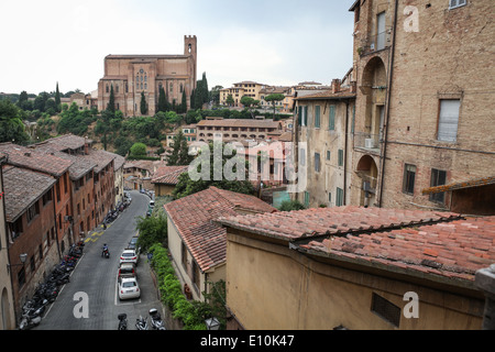 Via di Fontebranda street et entourant les bâtiments anciens à Sienne, Italie avec basilique gothique de San Domenico en arrière-plan. Banque D'Images