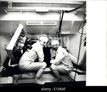 Le 30 avril 1973 - Les astronautes Skylab inspecter le module de commande : photo montre les astronautes Paul J. Waitz et Charles Conrad, Jnr. Inspecter le module de commande de lancement à 39A, dont le lancement est prévu pour le 14 mai. La première mission habitée Skylab va durer jusqu'à 28 jours. Skylab est un espace expérimental gare composé d'un complexe de laboratoires de 100 tonnes de nature médicale, scientifique et technologique expériences seront effectuées en orbite de recherche. Le premier équipage de cette mission sera astronaute Charles Conrad jr. Commandant : Chercheur scientifique et astronaute Paul J. Waite, pilote. Banque D'Images