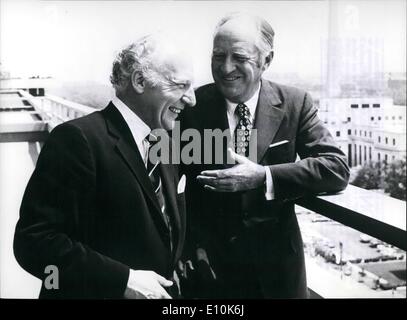 05 mai 1973 - pour votre fichier Brandt - visite aux ETATS UNIS : Le Chancelier fédéral Willy Brandt a quitté Bonn pour Washington pour deux jours d'entretiens avec le président américain Richard Nixon (1. et 2. Mai). Il était accompagné par le Ministre des affaires étrangères, Walter École (notre photo lui montre avec son homologue américain William P. Rogers.) et d'Egon Bahr, ministre à la Chancellerie avec responsabilité spéciale pour les relations avec l'Europe de l'Est. Banque D'Images