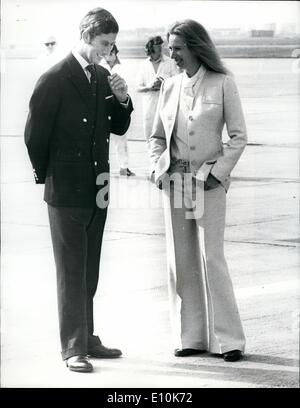 05 mai 1973 - La Reine et le Prince Philip et voler leurs enfants dans deux avions pour l'Écosse ; La Reine et le Prince Philip et leur famille a quitté l'aéroport de Heathrow aujourd'hui à voler à l'Écosse - mais dans deux avions. La reine a volé avec le prince Andrew et l'île dans un avion, tandis que le Prince Philip avec le Prince Charles et la Princesse Anne a volé dans un autre. La photo montre le prince Charles s'entretient à sa sœur la princesse Anne à Heathrow avant de s'envoler avec le prince Philip dans leur avion aujourd'hui. Banque D'Images