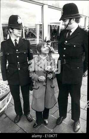 Mai 05, 1973 - Les gymnastes soviétiques à Londres : le parti des gymnastes soviétiques, y compris la célèbre Olga Korbut et Ludmila, Toureshcheva est arrivé à l'aéroport de Londres aujourd'hui pour préparer leur Earls Court, Londres, performances d'affichage le 8 mai, 9e et 10e. La photo montre la petite Olga Korbut est flanqué de deux policiers de l'aéroport britannique de hauteur, SGT. Frank King (à gauche), qui est de 6pi. lin, et James Madden, qui est de 6ft. 5ins - à l'aéroport de Londres aujourd'hui. Banque D'Images