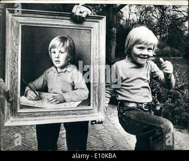 Avril 04, 1973 - Prince Willem-Alexander des Pays-Bas a présenté avec une peinture pour son sixième anniversaire : la princesse Beatrix et le Prince Claus a été présenté avec une peinture de leur fils aîné, le Prince Willem-Alexander a l'occasion de son 6e anniversaire le 27 avril, par le peintre Karel van Veen. Photo montre Prince Willem-Alexander avec son portrait à son domicile Château Drakensteyn. Banque D'Images