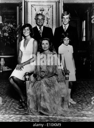 Monaco - Prince Rainier et l'actrice américaine GRACE KELLY PRINCESSE avec enfants Banque D'Images