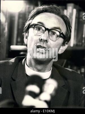 Juillet 11, 1973 - un prêtre catholique qui a signalé la possibilité d'atrocités au Mozambique tient conférence de presse : Père Adrian Hatings, de l'ordre de l'Ascension, Birminghem, le prêtre catholique dont le rapport d'un horrible massacre dans Mozabique conduit à l'affrontement entre M. Heath et M. Wilson au cours de la semaine prochaine en visite officielle en Grande-Bretagne, du Premier Ministre du Portugal, M. Marcello Caetano, a donné aujourd'hui une conférence de presse. Photo montre Père Adrian Hastings illustré au cours de sa conférence de presse à Chatham House, St James's Square aujourd'hui ; Banque D'Images