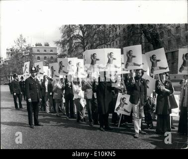 05 mai 1973 - Journée de la population de mars. La personnalité de télévision Michael Parkinson et son épouse, Mary , aujourd'hui une population d'un jour de mars, appelant à des méthodes de contrôle de la population. Une pétition a été remis au n° 10 Downing street, qui demandent au gouvernement de reconnaître et de déclarer publiquement que la taille de la population britannique est une préoccupation légitime du gouvernement d'arrêter la croissance de la population et à stablise à un niveau qui peut être soutenu. et agir maintenant par la mise en œuvre planifiée et bien coluntary des mesures pour freiner la croissance de la population. La photo montre la vue générale au cours du mois de mars. Banque D'Images