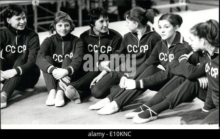 Mai 05, 1973 - Les gymnastes soviétiques se préparer à leur apparence à Earls Court ce soir : l'équipe de gymnastique soviétique qui sont à Londres pour donner cinq spectacles organisés par le British Amateur Gymnastics Association, et parrainé par le London Daily Mirror, à Earls Court sont aujourd'hui de souplesse pour leur première performance ce soir. Photo montre certaines des femmes membres de l'équipe de gymnastique russe représentée dans leurs combinaisons après une courte pratique à Earls Court aujourd'hui. Banque D'Images