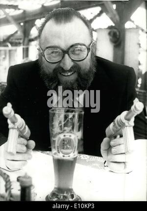 Mai 09, 1973 Italo-Westerns - Directeur, Sergio Leone à Munich. : Sergio Leone (photo) a été un peu humide plaisir ici, avec un pistolet à eau dans chaque main. Il était dans un jardin de la bière de Munich, essayer certaines des spécialités bavaroises. Ce directeur d'un si grand nombre de populaires (Italo-Westerns Spiel mir Das Lied vom Tod), est à Munich pour regarder dehors pour un vieux clochard, à jouer la seule, pour l'instant, l'absence de partie de ''Dirty Joe'' dans son dernier film. Ce film a le titre ''Mon nom est personne'' et les travaux commenceront sur elle, dans Cabazone, Nouveau Mexique, à la mi-mai. Banque D'Images