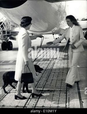 26 mai 1973 - La Reine et le Prince Philip et leurs enfants voler dans deux avions pour l'Angleterre : La Reine et le Prince Philip et leur famille a quitté l'aéroport de Heathrow aujourd'hui à voler à l'Écosse - mais dans deux avions. La reine a volé avec le prince Andrew et l'île dans un avion, tandis que le Prince Philip avec le Prince Charles et la Princesse Anne a volé dans un autre. Photo montre la reine les mains sur l'un des chiens de compagnie de la princesse Anne comme ils se sont séparés à bord de leurs aéronefs respectifs aujourd'hui à Heathrow. Banque D'Images