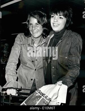 Juin 06, 1973 - Les Sœurs Garland présentent leur grand aéroport Double Acte Le Garland Les filles ont été innovateurs et à l'aéroport d'Heathrow à Londres hier. Lorna Luft, 20 ans, chanteuse et fille de Judy Garland, ont volé dans de l'Amérique. Et Liza Minnelli, de ses 27 ans, il y a demi-sœur superstar à l'accueillir avec des cris de joie. Photo montre : Liza et Lorna dans humeur heureuse quand ils hier à l'aéroport de Heathrow. Banque D'Images