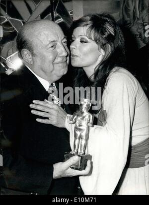 Juin 06, 1973 - Le célèbre réalisateur français Marcel Carné a reçu un baiser de Pascale Petit après qu'il a remporté le Prix de la reconnaissance. Salvador Dali & Ludmilla Tcherina, Lido Cabaret, Paris Banque D'Images