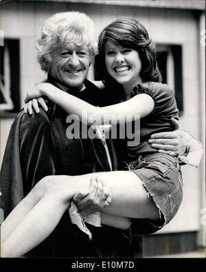 Juin 06, 1973 - Nouvel Assistant pour le Dr Who. 25 ans Elisabeth Sladen sera le Dr nouveaux assistant lorsque Jon Pertwee retourne dans la nouvelle série au début de l'année prochaine. Elle va jouer Sarah Jane Smith, un jeune journaliste sur un magazine féminin, qui rejoint le médecin dans ses aventures. Elisabeth a déjà paru dans un certain nombre d'émissions de télévision populaires y compris les voitures 'Z', 'Doomwatch" et "Coronation Street". Les travaux sur le nouveau 'Dr. La série qui débutera en septembre. Photo : Keystone montre Elisabeth Sladen en photo avec John Pertwee, aujourd'hui à la BBC TV Centre, Wood Lane. Banque D'Images