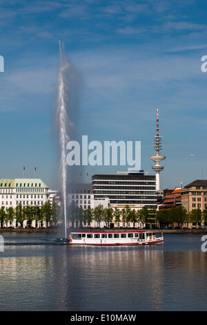 Fontaine ware sur le lac Binnenalster Banque D'Images