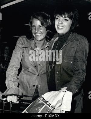 Juin 06, 1973 - Les Sœurs Garland présentent leur grand aéroport double acte : Les filles ont été la star Garland artistes à l'aéroport d'Heathrow à Londres hier. Lorna Luft, 20 ans, chanteuse et fille de Judy Garland, ont volé dans de l'Amérique. Et Liza Minnelli, de ses 27 ans, il y a demi-sœur superstar à l'accueillir avec des cris de joie. Photo montre Liza et Lorna dans humeur heureuse lorsqu'ils se sont réunis hier à l'aéroport de Heathrow. Banque D'Images