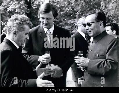 Juin 06, 1973 - Visite d'état de Nicolae Ceausescu à Bonn : Le chef de l'Etat roumain et chef du Parti Communiste vient de faire une visite officielle de 5 jours en Allemagne. Notre photo show Ceasescu (1.) au cours d'une réception pour le corps diplomatique au château de Gymnich, près de Bonn, Allemagne. Ceausescu est discutaient avec animation pour le premier ambassadeur de la République populaire de Chine M. Ju-tien (à droite) Banque D'Images